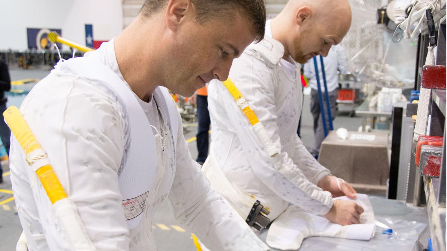 Die Besatzungsmitglieder der Expedition 40 (Sojus 39) Reid Wiseman (l.) und ESA-Astronaut Alexander Gerst (r.) tragen beim Training einen Kühlanzug. Der längere Aufenthalt von Menschen im Weltraum bringt so manches sehr irdisches Problem mit sich. Was tun mit der müffelnden Unterwäsche?