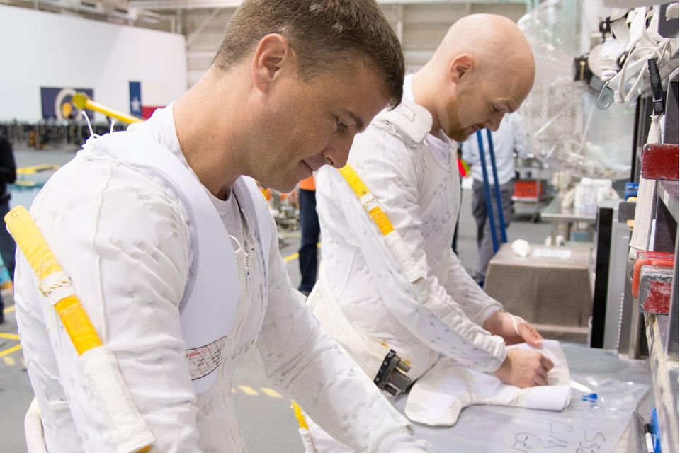 Die Besatzungsmitglieder der Expedition 40 (Sojus 39) Reid Wiseman (l.) und ESA-Astronaut Alexander Gerst (r.) tragen beim Training einen Kühlanzug. Der längere Aufenthalt von Menschen im Weltraum bringt so manches sehr irdisches Problem mit sich. Was tun mit der müffelnden Unterwäsche?