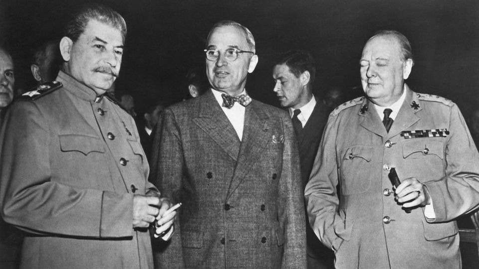 Deutsche Geschichte: "Die Großen Drei" der Potsdamer Konferenz: Joseph Stalin, Harry S. Truman und Winston Churchill "Die Großen Drei" der Potsdamer Konferenz: Joseph Stalin, Harry S. Truman und Winston Churchill
