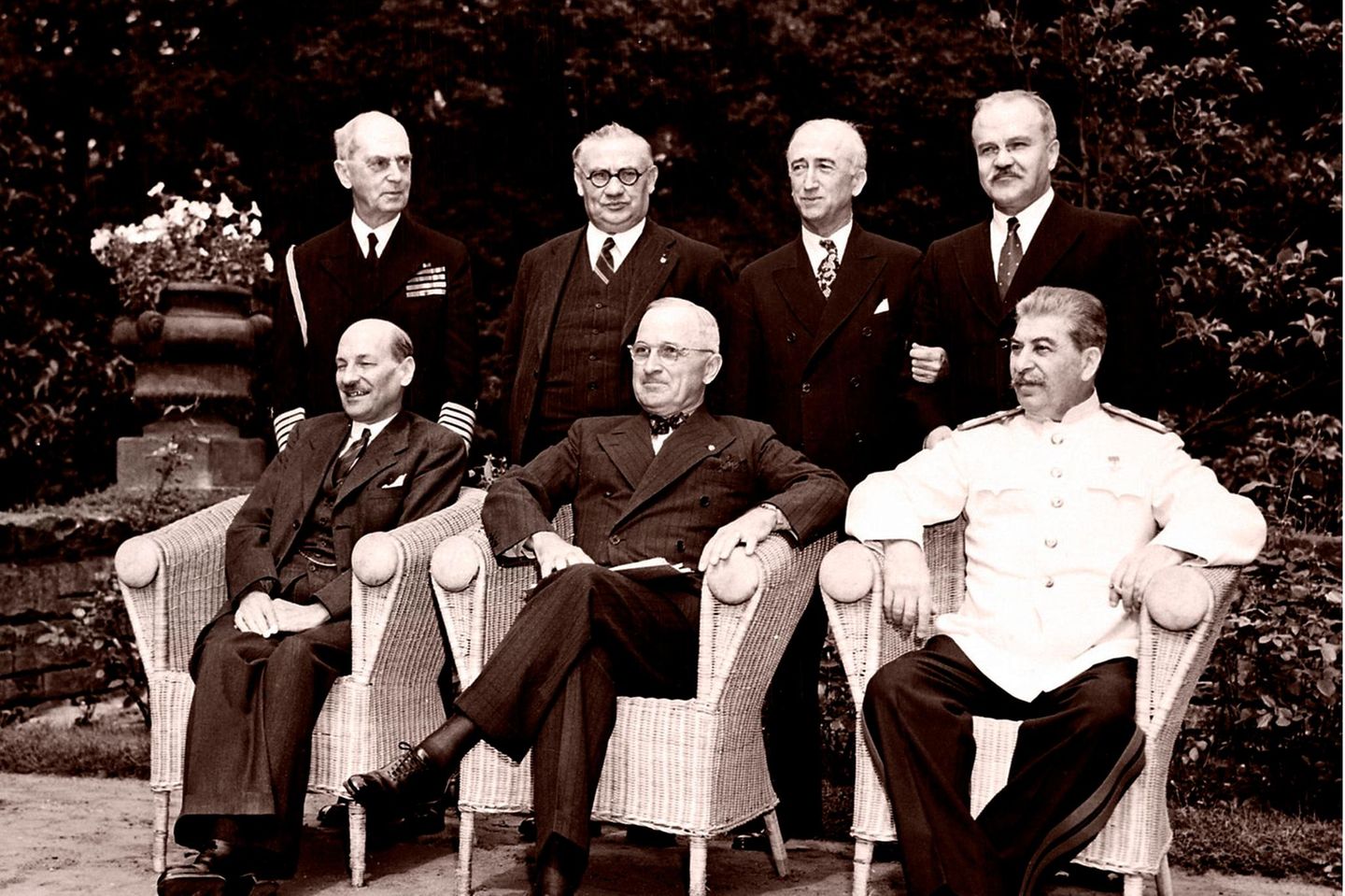 Gruppenfoto der Potsdamer Konferenz im Cecilienhof in Potsdam