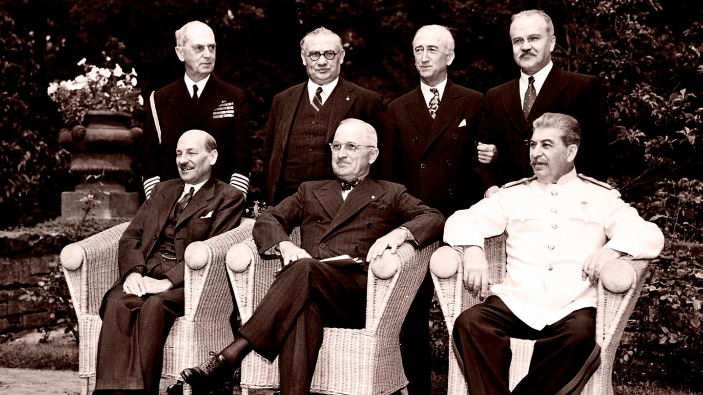 Gruppenfoto der Potsdamer Konferenz im Cecilienhof in Potsdam