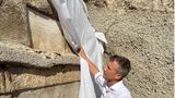 Gabriel Zuchtriegel, Direktor des Archäologieparks Pompeji, steht in einer Grabanlage der versunkenen Stadt Pompeji