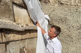 Gabriel Zuchtriegel, Direktor des Archäologieparks Pompeji, steht in einer Grabanlage der versunkenen Stadt Pompeji