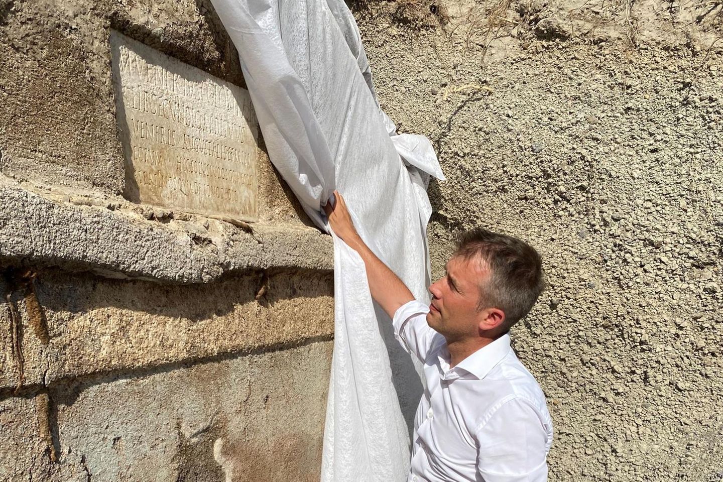 Gabriel Zuchtriegel, Direktor des Archäologieparks Pompeji, steht in einer Grabanlage der versunkenen Stadt Pompeji Gabriel Zuchtriegel, Direktor des Archäologieparks Pompeji, steht in einer Grabanlage der versunkenen Stadt Pompeji
