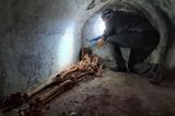 Ein Archäologe untersucht in der versunkenen Stadt Pompeji die mumifizierten Überreste von Marcus Venerius Secundio