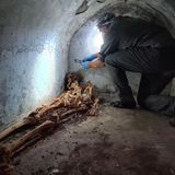 Ein Archäologe untersucht in der versunkenen Stadt Pompeji die mumifizierten Überreste von Marcus Venerius Secundio