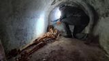 Ein Archäologe untersucht in der versunkenen Stadt Pompeji die mumifizierten Überreste von Marcus Venerius Secundio