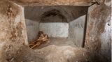 Blick in dasGrab von Marcus Venerius Secundio, einem früheren Sklaven, der nach seiner Freilassung zu Reichtum kam