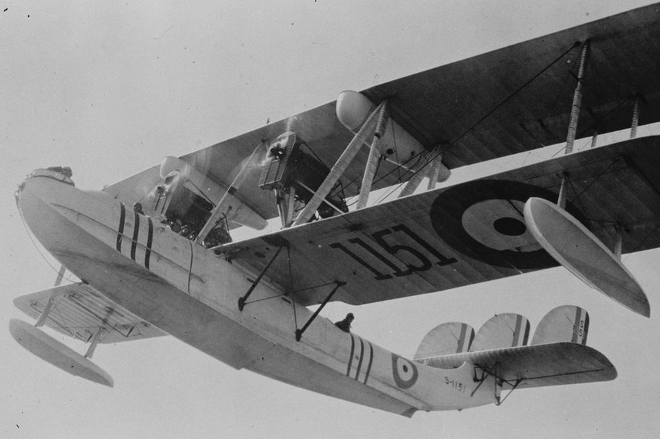 Mit solchen Flugzeugen Typ "Vickers Victoria" evakuiert die britische Royal Air Force 1928/29 Diplomaten und deren Familien aus Kabul. 22 Passagiere finden in der Maschine Platz