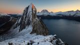 18.08.2021  "Senja, Norwegen: In unserem Reiseführer wurde vor dem Aufstieg bei winterlicher Witterung abgeraten. Der anfangs kaum vorhandene Schnee verwandelte sich zunehmend zu hüfthohem Pulverschnee. Das Vorankommen war wirklich mühselig und eine kleine Kletterstelle konnte nur mithilfe unserer Steigeisen und vorhandenen Klettererfahrung überwunden werden. Schlussendlich wussten wir warum es kaum winterliche Aufnahmen dieses magischen Ortes gab, doch die Strapazen wurden durch diesen herrlichen Sonnenuntergang mehr als entschädigt."  Kamera: Canon 77d // Tonika 11-16mm F2,8