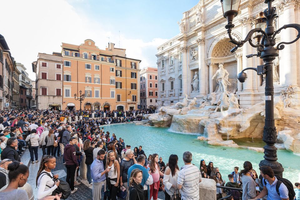 Touristenmassen am Trevi-Brunnen