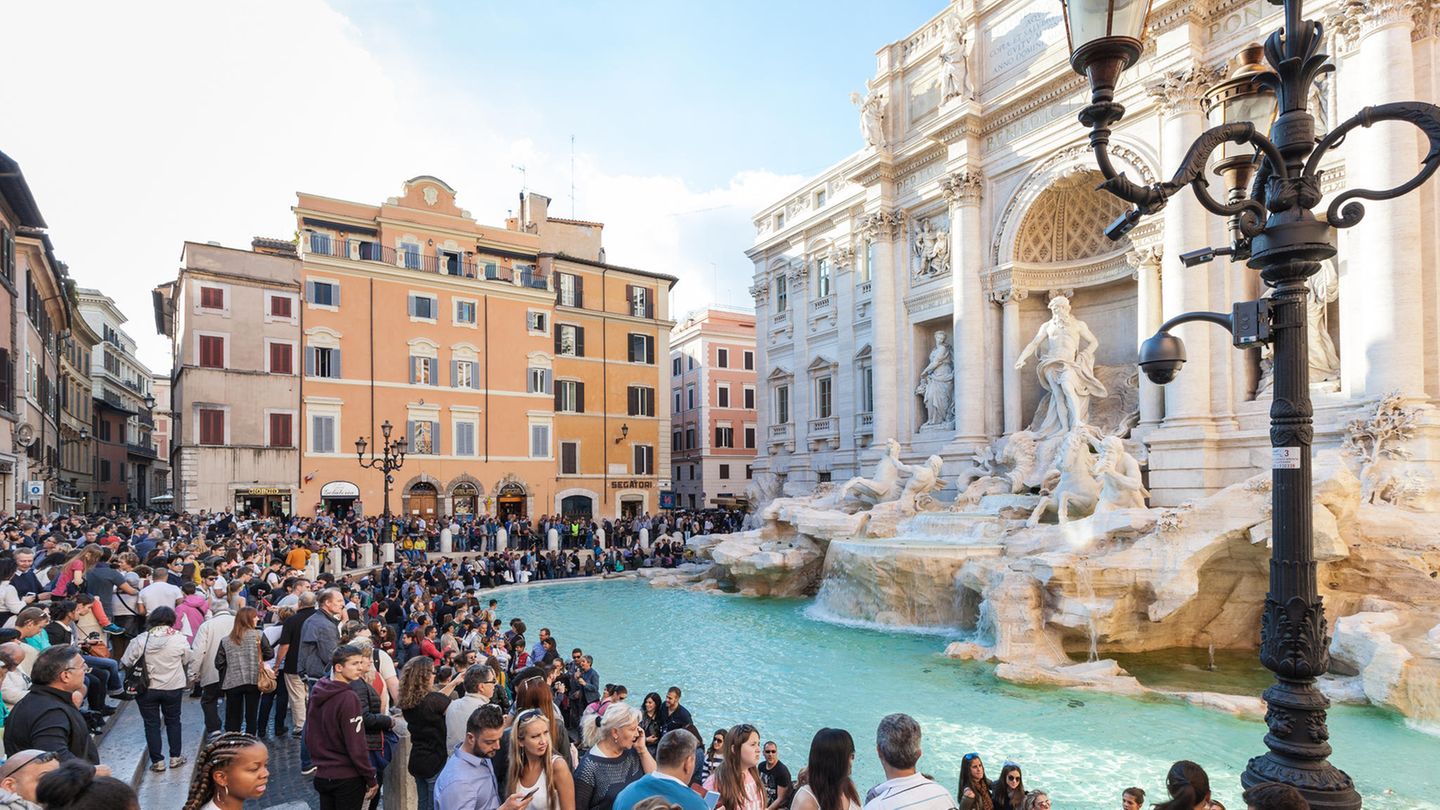 Touristenmassen am Trevi-Brunnen