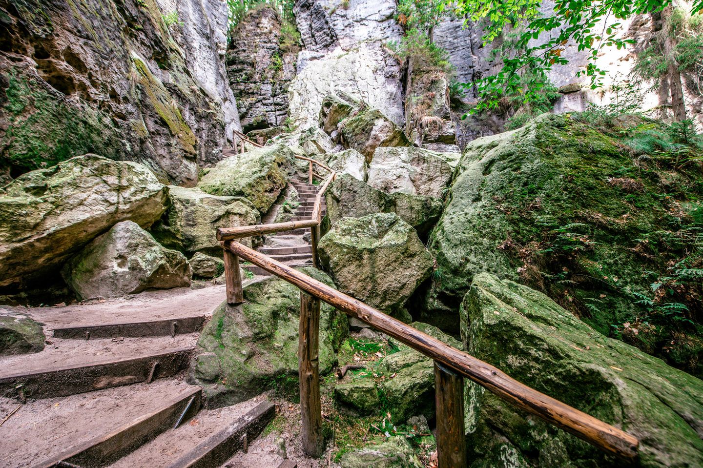 Immer schön auf den Wegen bleiben: Die Schwedenlöcher im Nationalpark Sächsische Schweiz