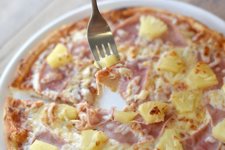 Der Name "Pizza Hawaii" soll einen exotischen Touch verleihen, hat mit hawaiianischer Küche aber nichts gemein