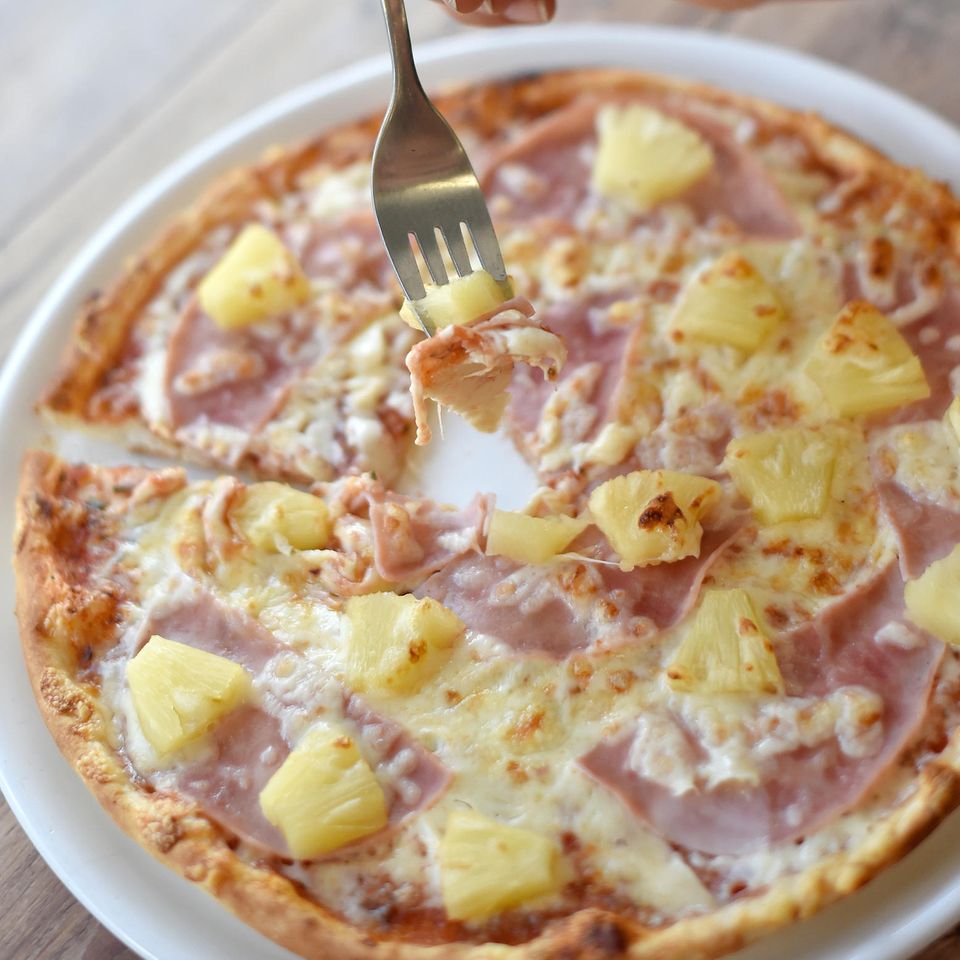 Der Name "Pizza Hawaii" soll einen exotischen Touch verleihen, hat mit hawaiianischer Küche aber nichts gemein