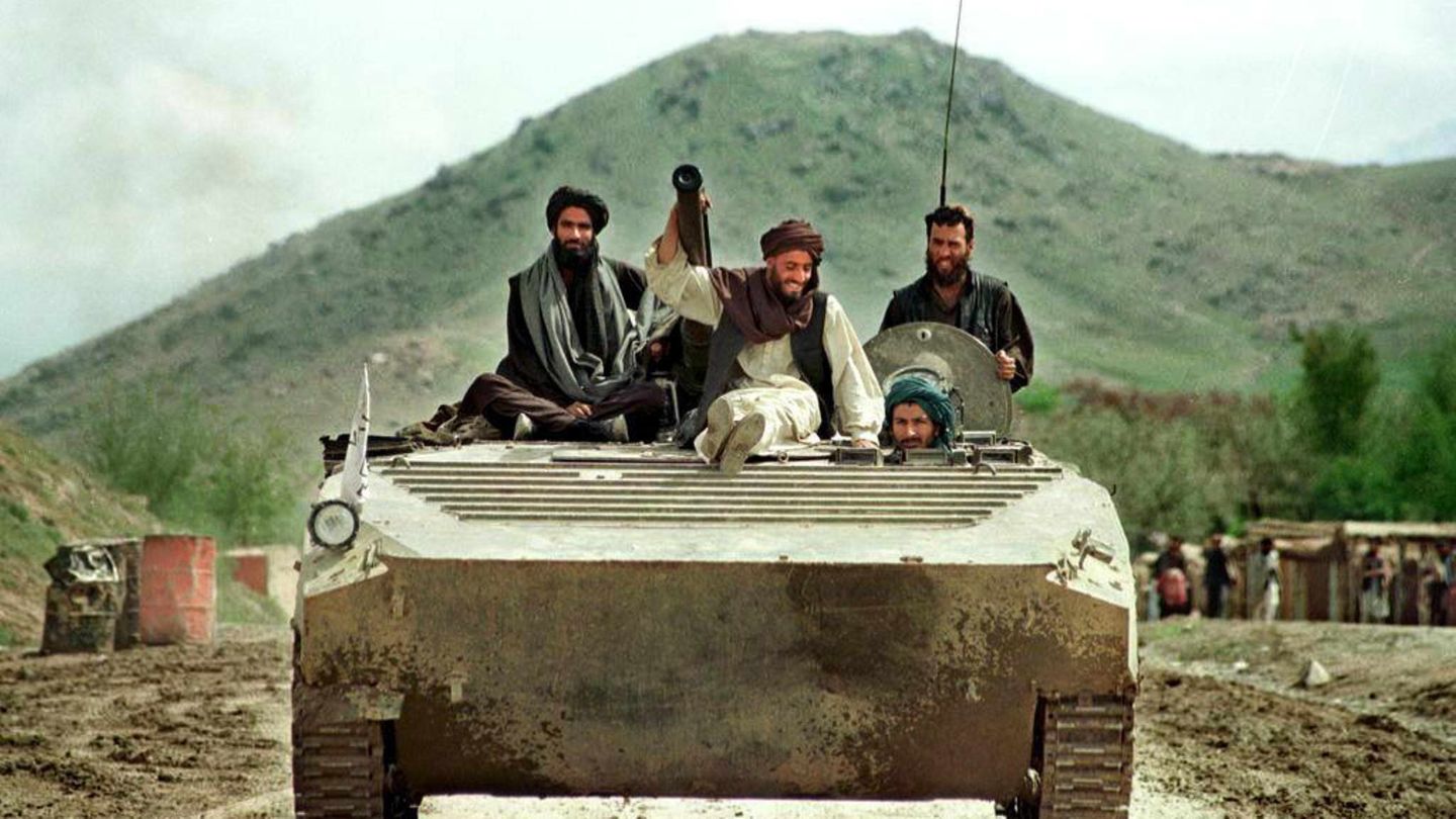 (Archiv) A 26 April 1998 file photo shows Taliban fighters riding on a Soviet-made light tank towards a front line position in Hossein Kot, 25km north of the Afghan capital Kabul. The Taliban militia closed in on the Afghan opposition capital of Mazar-i-Sharif 04 August after a spectacular breakthrough in the north of the country. dpa COLOR
