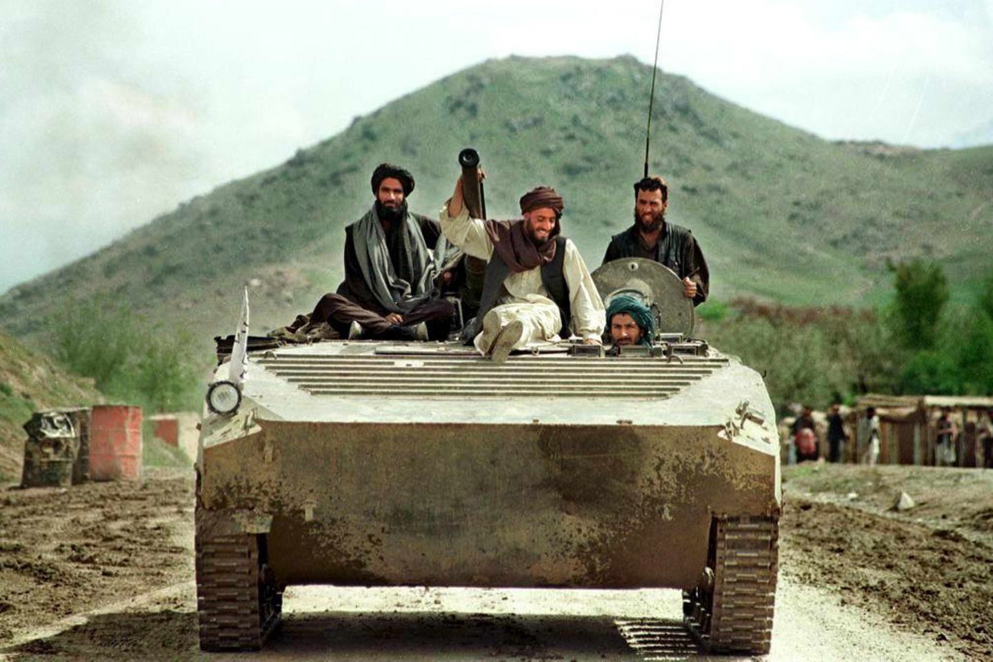 (Archiv) A 26 April 1998 file photo shows Taliban fighters riding on a Soviet-made light tank towards a front line position in Hossein Kot, 25km north of the Afghan capital Kabul. The Taliban militia closed in on the Afghan opposition capital of Mazar-i-Sharif 04 August after a spectacular breakthrough in the north of the country. dpa COLOR