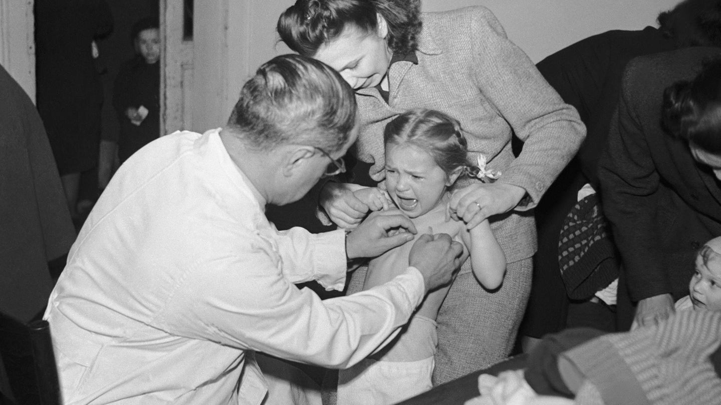 Auch nach dem Zweiten Weltkrieg bleibt Tuberkulose eine lebensgefährliche Krankheit: Kinder müssen zu regelmäßigen Gesundheitschecks beim Arzt, hier 1949 in Prag 