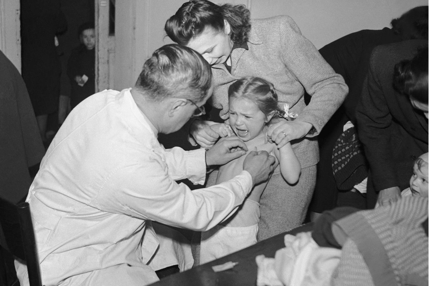 Auch nach dem Zweiten Weltkrieg bleibt Tuberkulose eine lebensgefährliche Krankheit: Kinder müssen zu regelmäßigen Gesundheitschecks beim Arzt, hier 1949 in Prag 