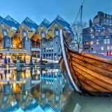 Alten Schiff im Hafen von Rotterdam vor den Cube-Häusern