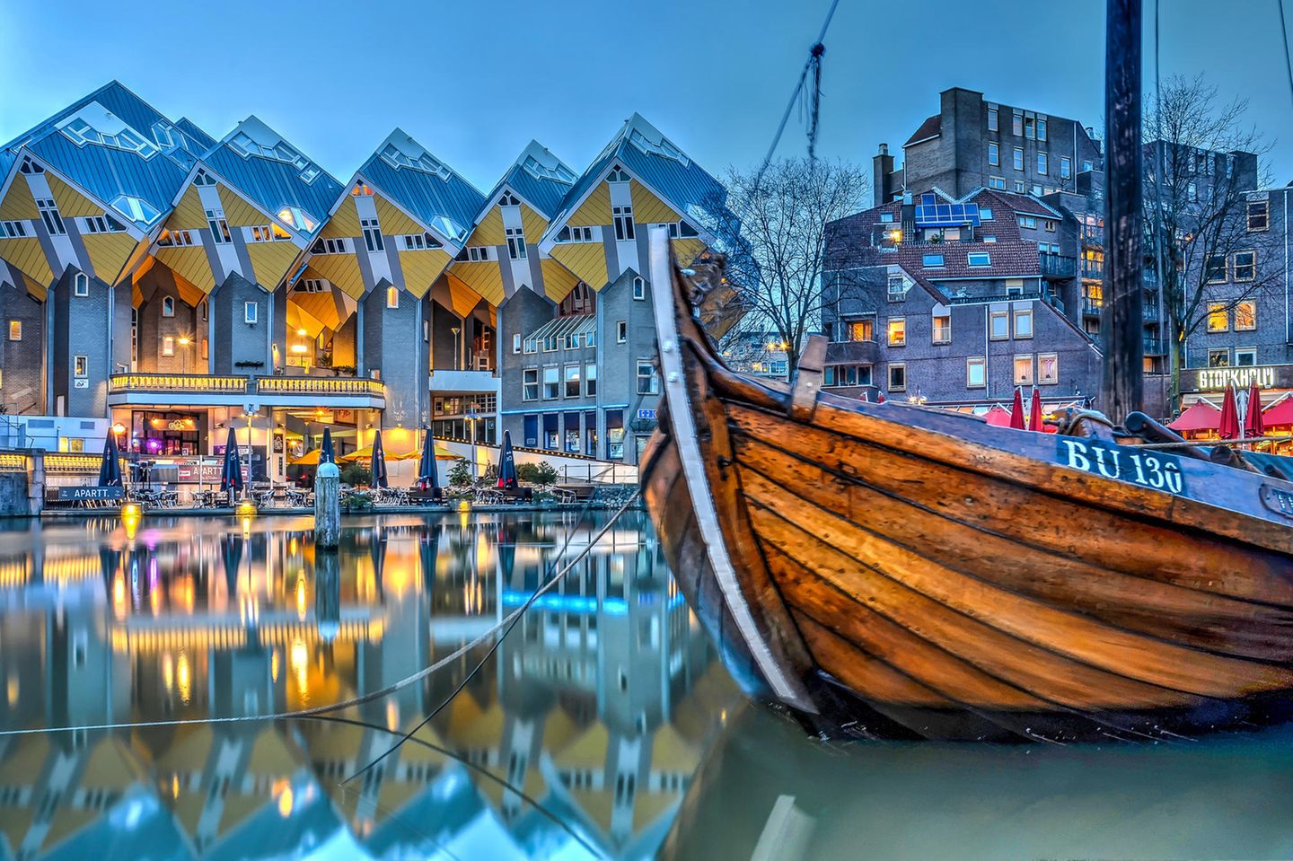 Alten Schiff im Hafen von Rotterdam vor den Cube-Häusern