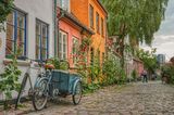 Ein Fahrrad steht vor schönen Häusern in Aarhus