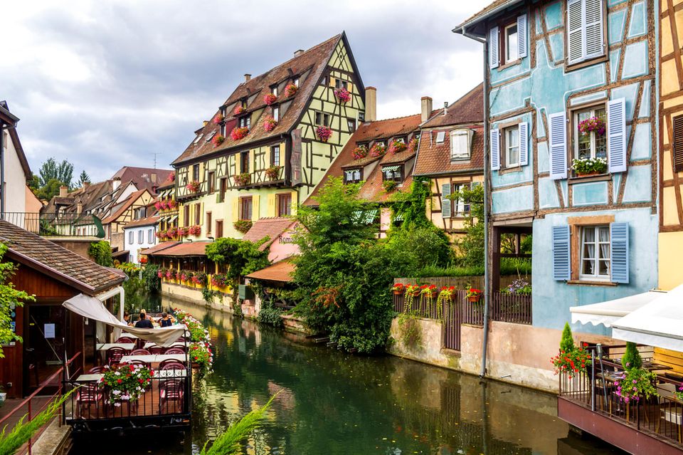 Bunte Fachwerkhäuser säumen das Flussufer in Colmar