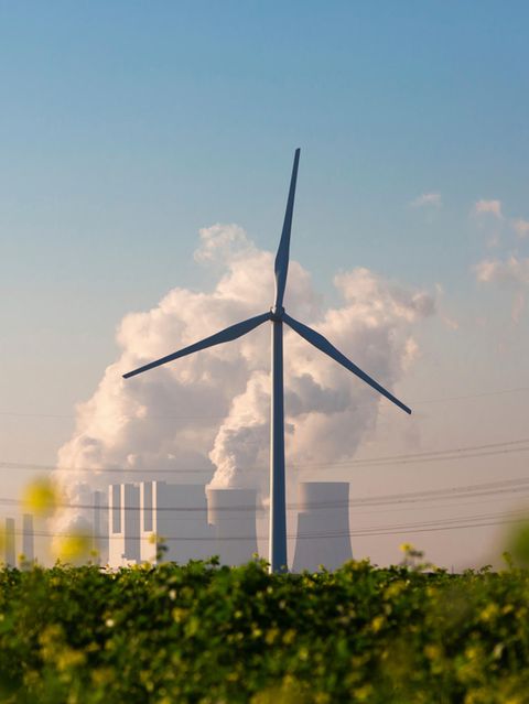 Immer mehr Windkraftanlagen produzieren Strom in Deutschland. Doch dem langen Weg der Energiewende liegen viele Hindernisse im Weg. Vom Ziel emissionsfreien Wirtschaftens ist das Land noch weit entfernt
