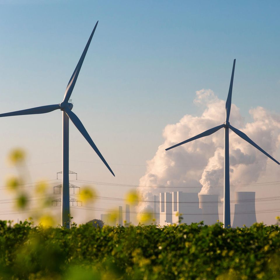 Immer mehr Windkraftanlagen produzieren Strom in Deutschland. Doch dem langen Weg der Energiewende liegen viele Hindernisse im Weg. Vom Ziel emissionsfreien Wirtschaftens ist das Land noch weit entfernt