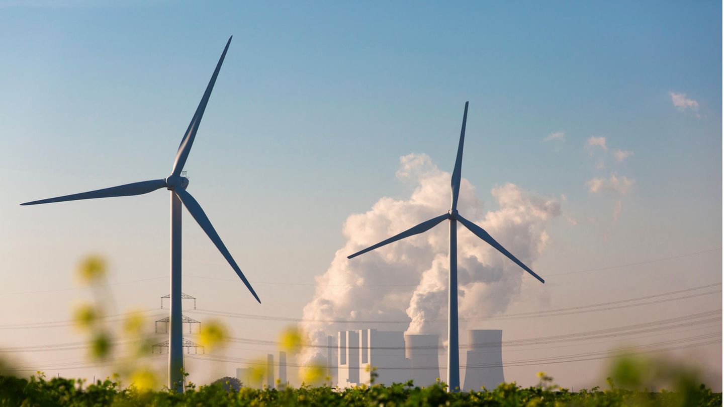Immer mehr Windkraftanlagen produzieren Strom in Deutschland. Doch dem langen Weg der Energiewende liegen viele Hindernisse im Weg. Vom Ziel emissionsfreien Wirtschaftens ist das Land noch weit entfernt