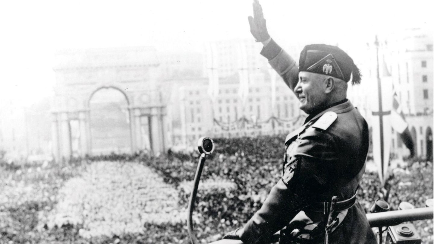 Mussolini bewegt die Massen: Hier spricht er 1938 vor seinen Anhängern in Rom