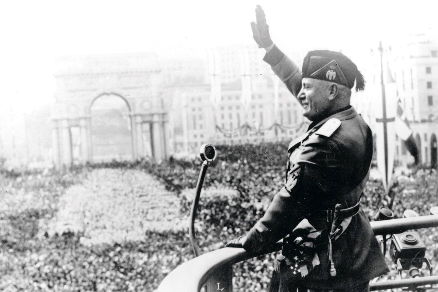 Mussolini bewegt die Massen: Hier spricht er 1938 vor seinen Anhängern in Rom