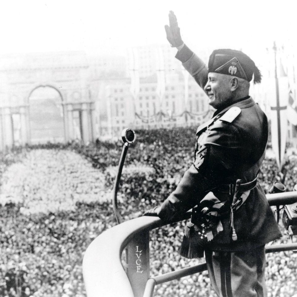 Mussolini bewegt die Massen: Hier spricht er 1938 vor seinen Anhängern in Rom