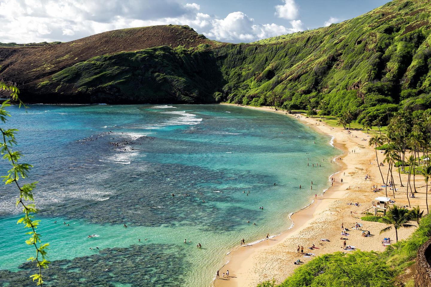 Sandige Küstenlinie und grüne Klippen, Hanauma Bay, Oahu, Hawaii, USA