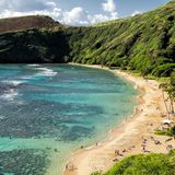 Sandige Küstenlinie und grüne Klippen, Hanauma Bay, Oahu, Hawaii, USA