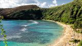 Sandige Küstenlinie und grüne Klippen, Hanauma Bay, Oahu, Hawaii, USA