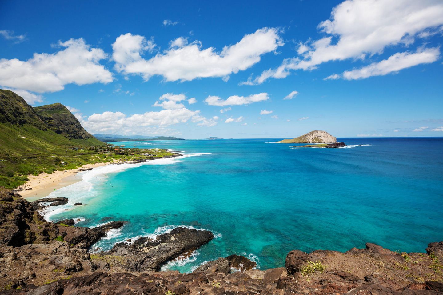 Blick auf Strand und Felsen auf der Insel Oahu