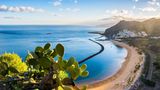 Strand Las Teresitas, mit Santa Cruz und El Teide im Hintergrund
