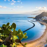 Strand Las Teresitas, mit Santa Cruz und El Teide im Hintergrund
