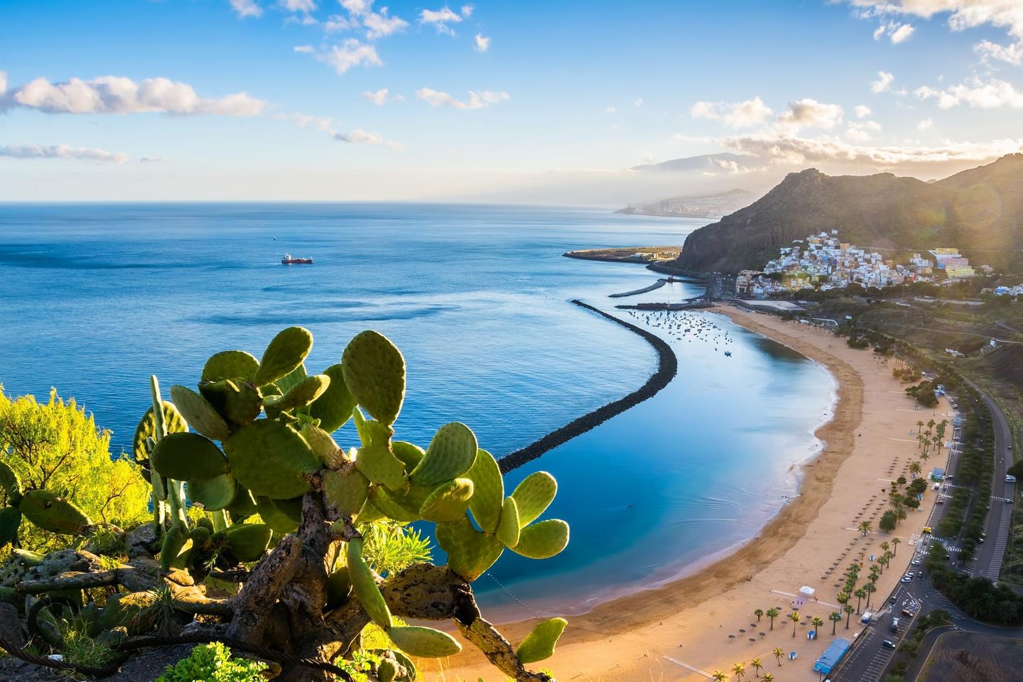 Strand Las Teresitas, mit Santa Cruz und El Teide im Hintergrund