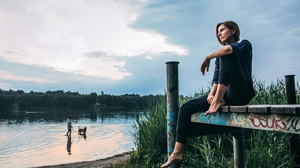 Porträtfotos Interviewpartnerin, GEO Wissen #73, Ausgabe "Green Living" (FINAL) >> Dr. Katharina Beyerl am Glienicker See bei Berlin. Der Wasserstand ist hier deutlich niedriger als fr  her. Besonders gut zu sehen am Steg... Umweltveränderungen wie sinkende Pegelstände von Seen zeigen: Der Klimawandel betrifft auch uns