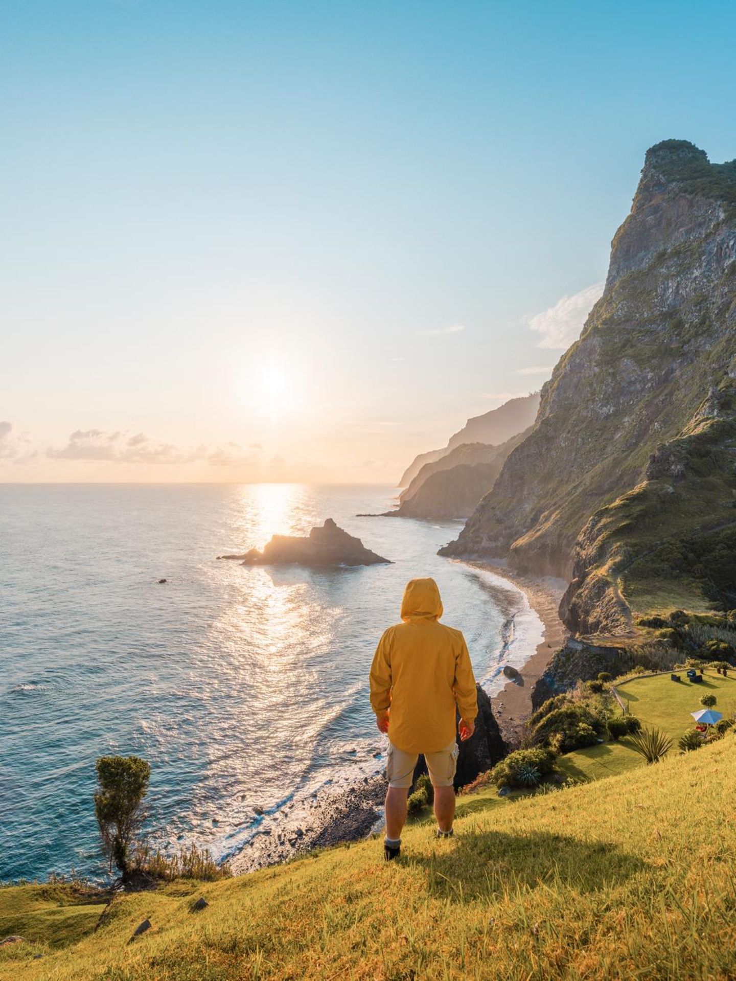 Eine Person, die bei Sonnenuntergang auf einer Klippe in Madeira, Portugal, steht