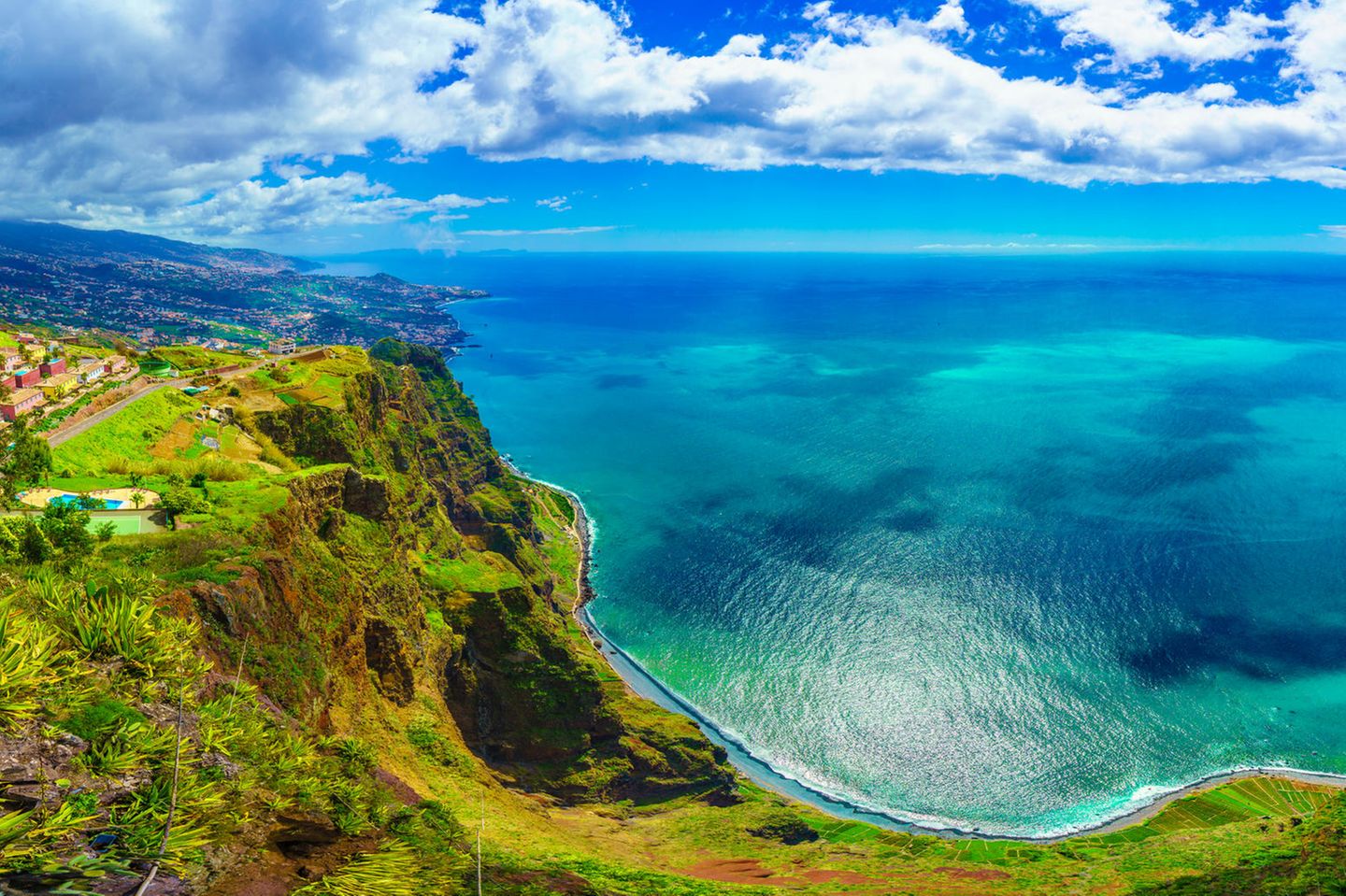 Blick von einem hohen Punkt auf Madeira