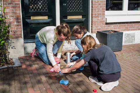 Sarie, Emma und Kai aus Amsterdam polieren Stolpersteine