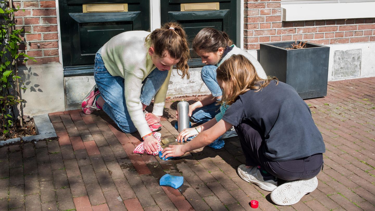 Sarie, Emma und Kai aus Amsterdam polieren Stolpersteine
