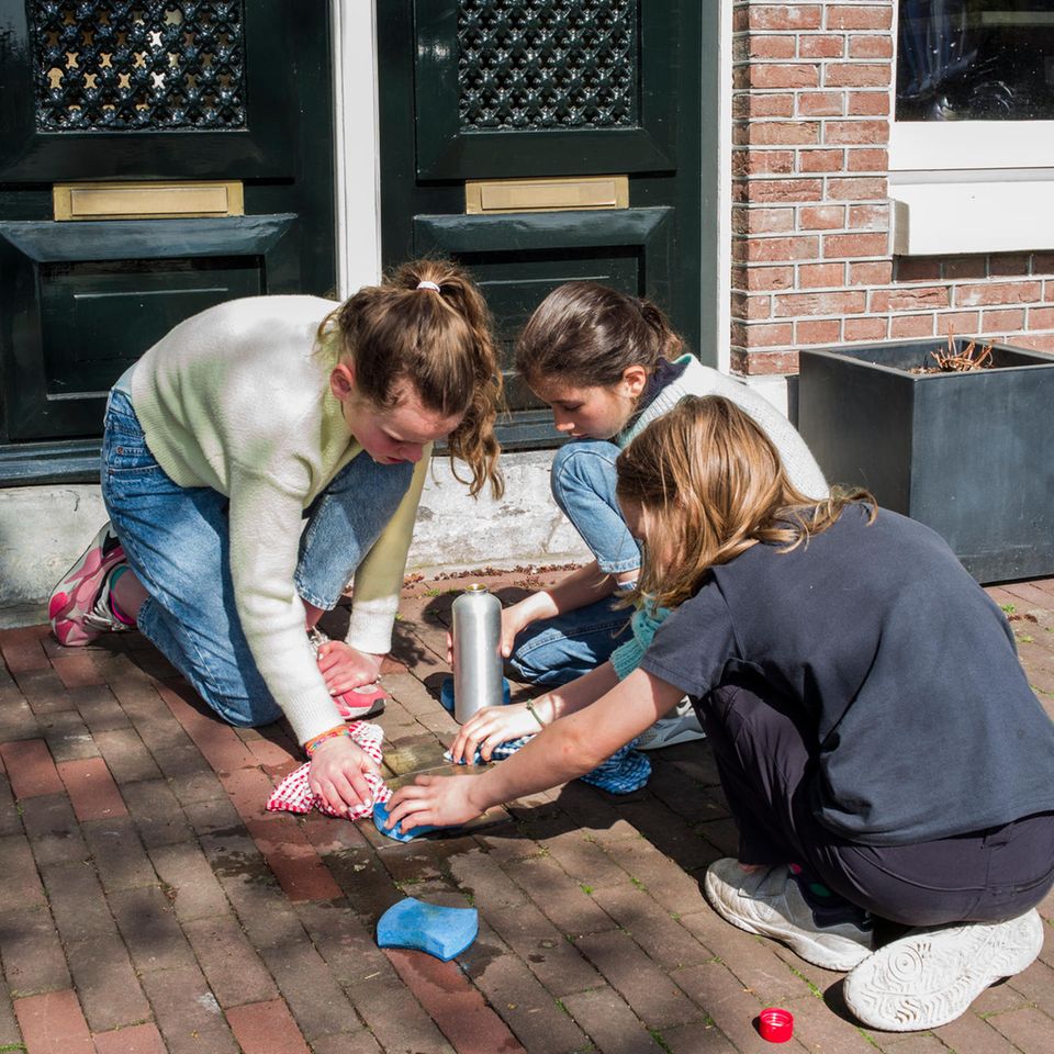 Sarie, Emma und Kai aus Amsterdam polieren Stolpersteine