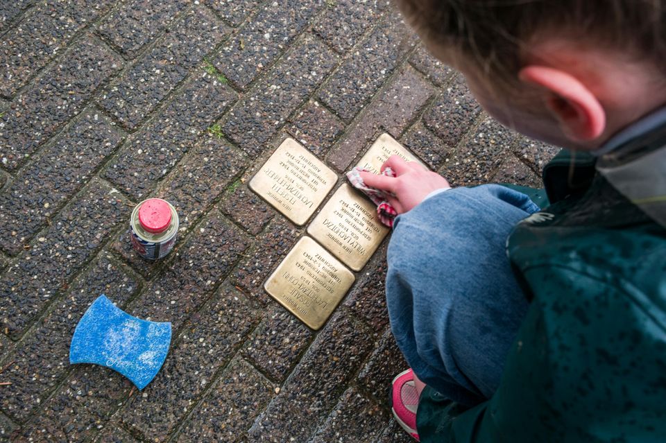 Vier Messingplatten im Boden erinnern an verschleppte Kinder, Frauen und Männer