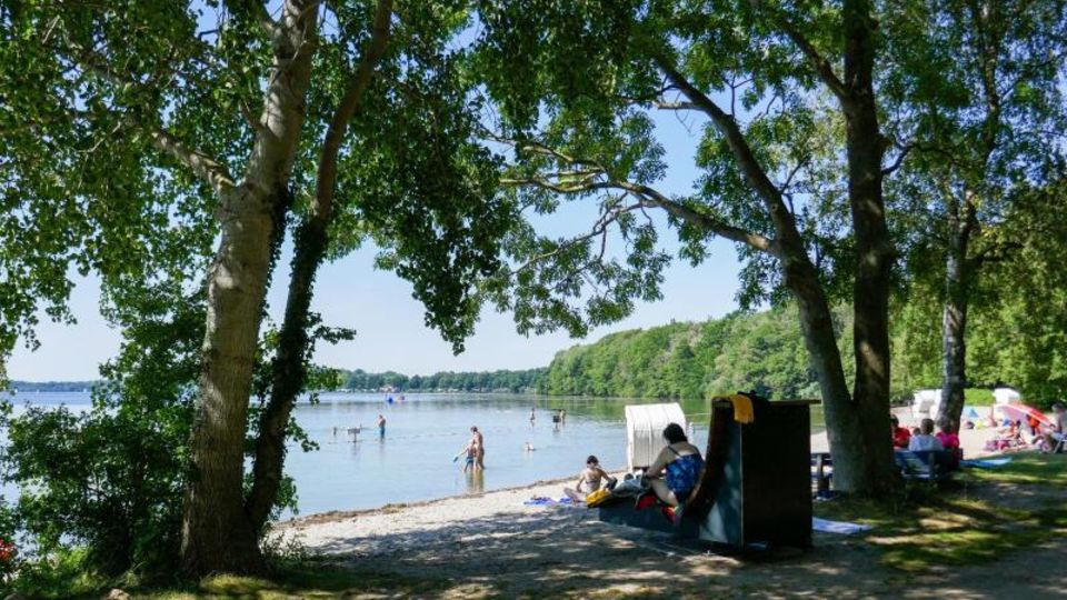 Diese Badestelle auf der Prinzeninsel – eine Halbinsel im Großen Plöner See – lädt zur Abkühlung ein