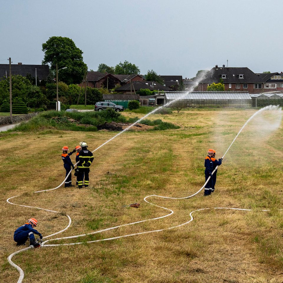 Die Jugendfeuerwehr Hamburg übt einen Löscheinsatz
