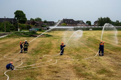 Die Jugendfeuerwehr Hamburg übt einen Löscheinsatz